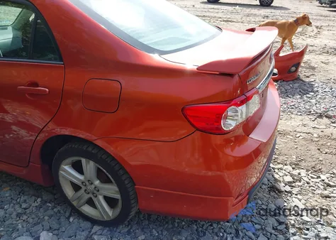 2013 Toyota Corolla S Special Edition z USA, uszkodzony, nr VIN 2T1BU4EE1DC074905